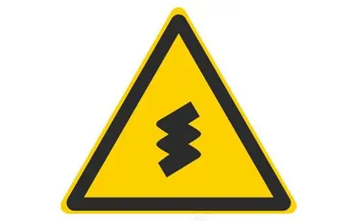 占有很大的比重,其中以低等级公路为主,依靠山水,道路线形曲折,弯道多