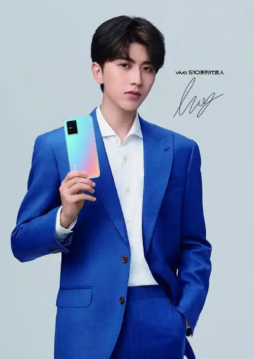 今日,vivo疼粉办官博公开代言人蔡徐坤的帅气新图,周五双倍快乐来袭!
