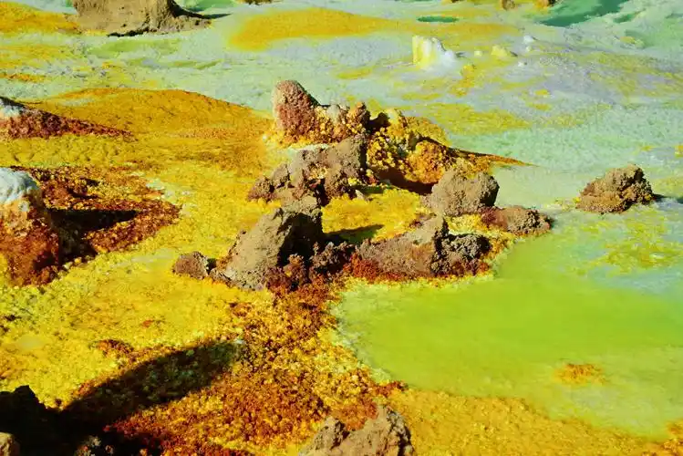 神奇的硫磺湖.盐湖