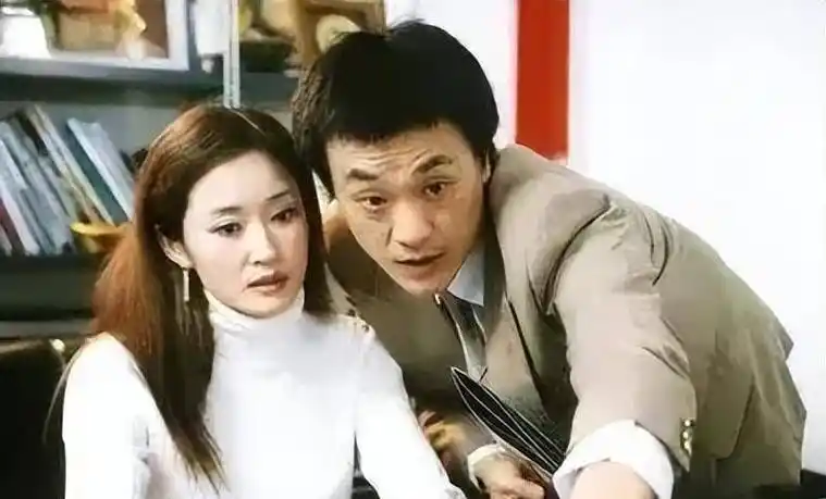 李海洋早前是一身时尚的装扮,一身华贵的小花连衣裙,让她看起来充满了