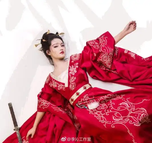 《楚乔传》黑化的元淳公主妖艳美 李沁红衣明媚动人