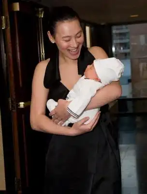 梁洛施母爱爆棚秀长子照 双胞胎英文名缩写h&n(2)