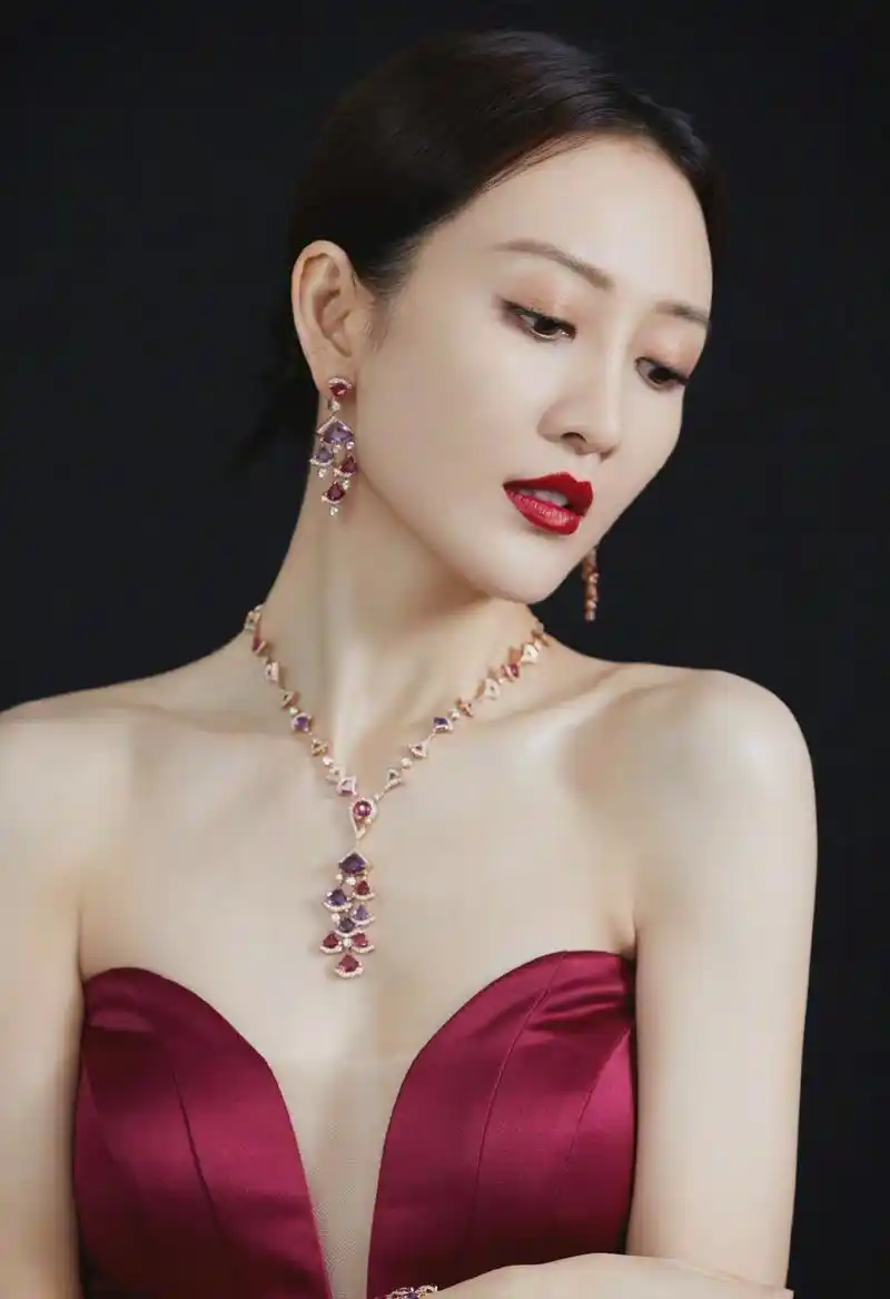 王鸥性感造型惊艳亮相,抹胸长裙勾勒丰满曲线,身材巨好气场全开