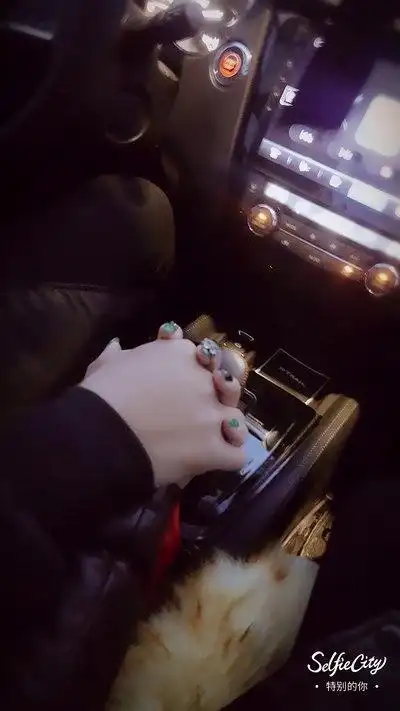 现在比较火指相扣就这样直牵手走去