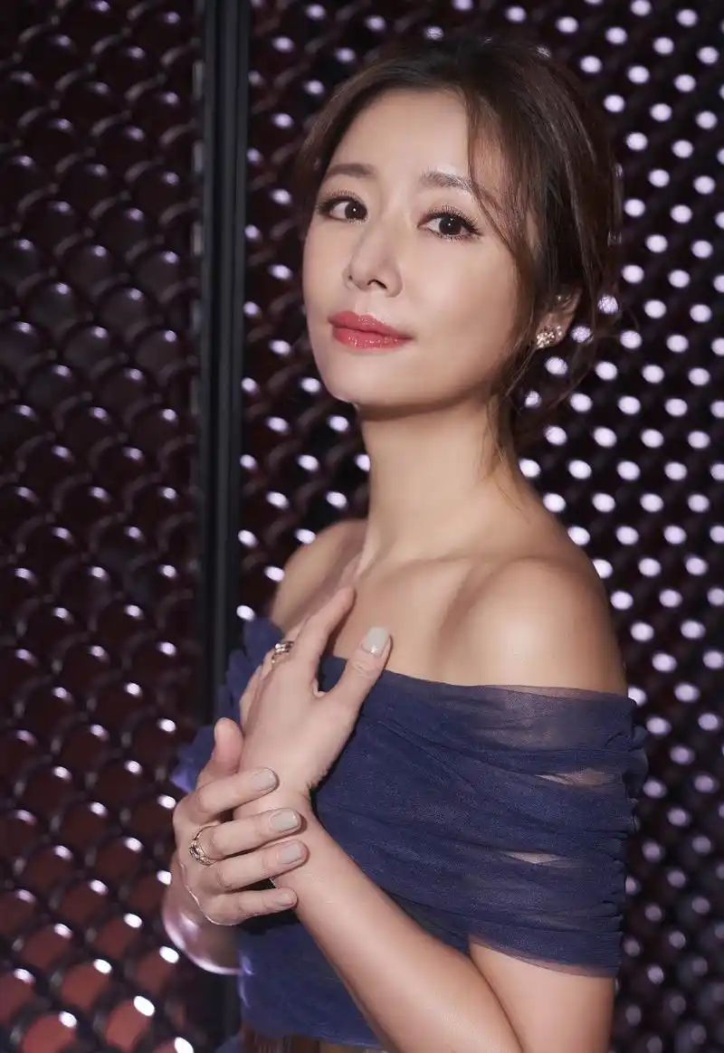 林心如藏蓝色纱裙优雅写真图片49