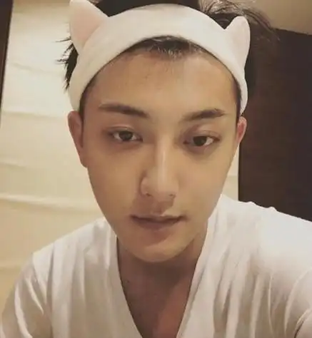 黄子韬很爱化妆,那么不化妆后的他是什么模样呢?