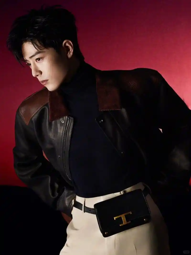 这次拍摄的照片简直不要太好看,肖战穿着时尚的衣