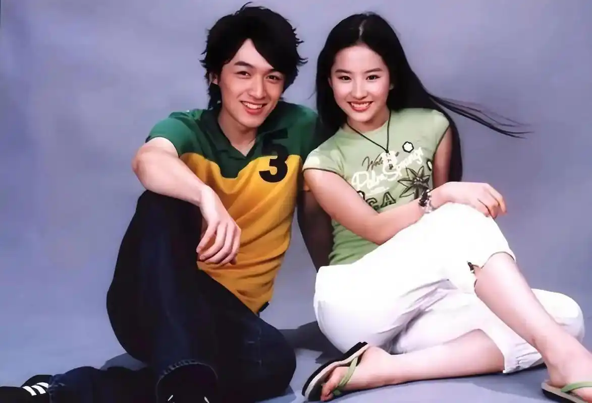 胡歌刘亦菲青春洋溢的合照 17岁时的刘亦菲和22岁时的胡歌,阳光的稚气