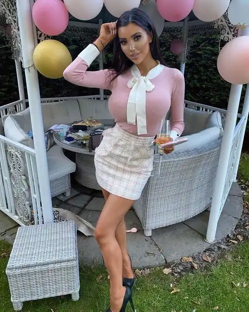 36e英国模特健身塑造沙漏型身材成为花花公子封面女郎