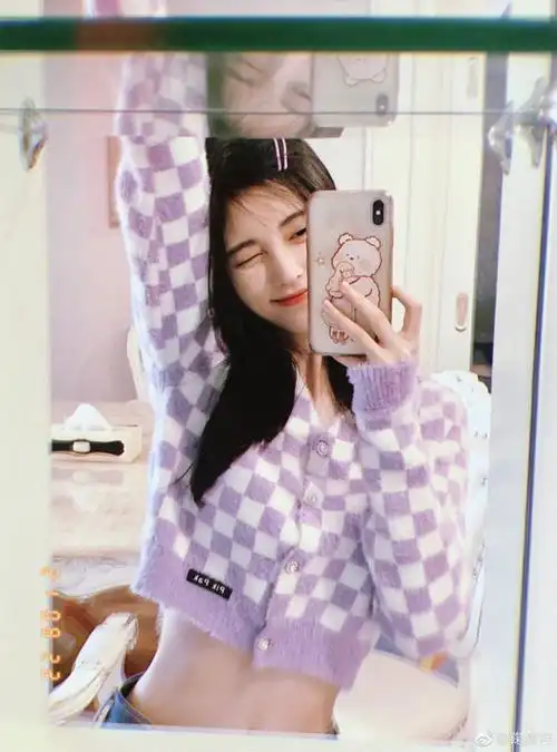 鞠婧祎晒对镜自拍wink甜美穿紫色短上衣露腰