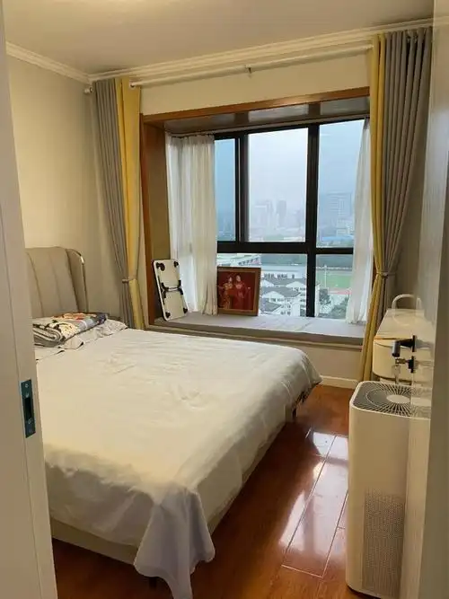 看她家温馨的小窝,墙面刷网红灰,不做吊顶不做电视墙,很简洁!