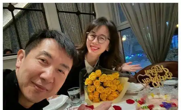 李呈媛庆40岁生日,与鄢颇同框似父女,六岁囡囡可爱精灵_生活_丈夫