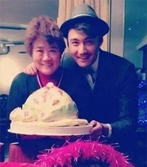 胡兵母亲疑因新冠去世!