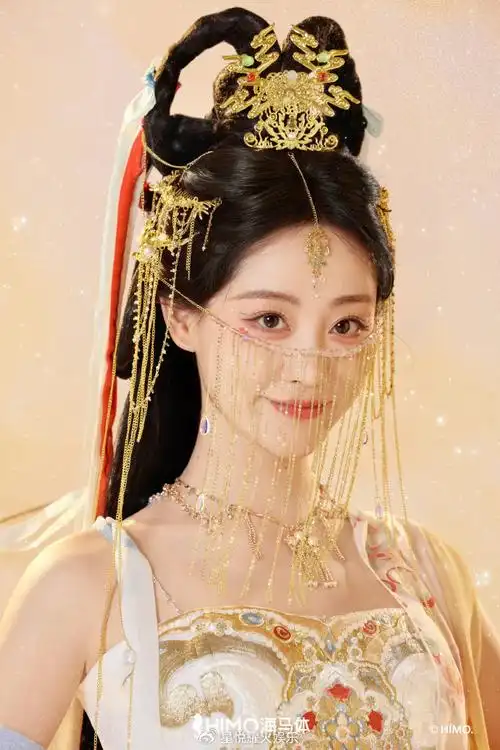 这组国风写真中,祝绪丹身着多款古装服饰,搭配不同头饰,每一款都展现