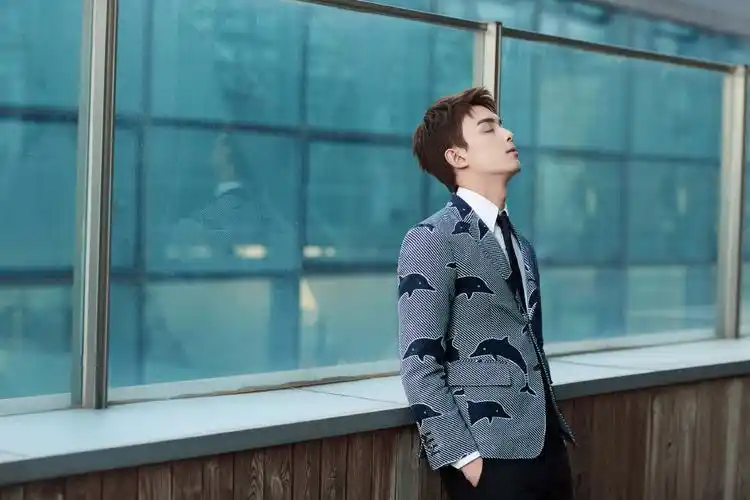 吴磊身着印有海豚图案的西装,真的是既帅气又可爱._高清图集_新浪网