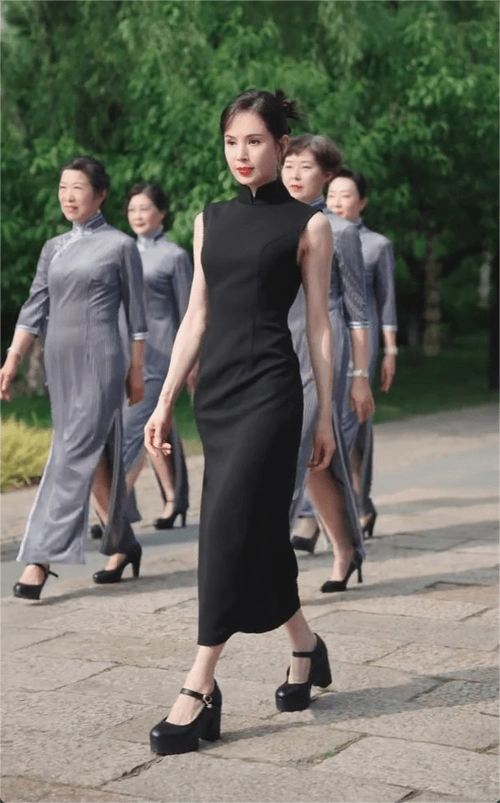 57岁李若彤穿旗袍打卡苏州!冻龄脸蛋气质突出,与同龄妇女像母女