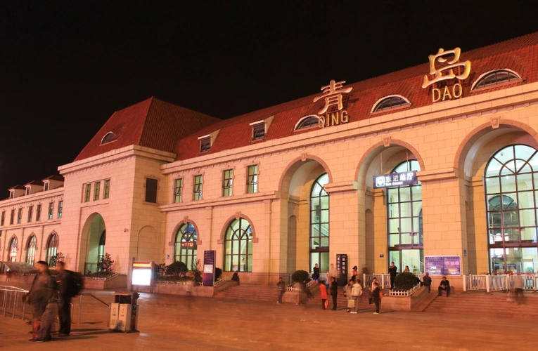 青岛火车站夜景.
