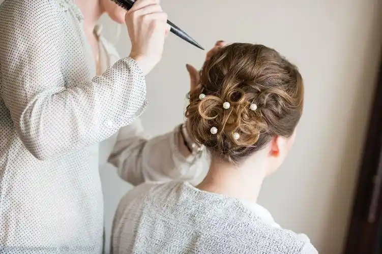 做头发的时尚美女图片