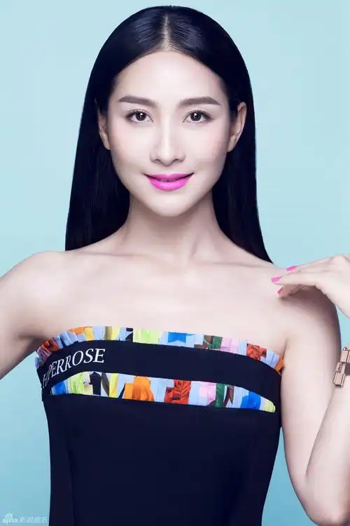 组图陶昕然酷感写真小露香肩肤若凝脂