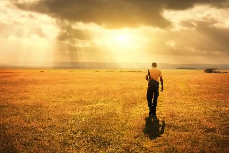 一个男人走在草地上孤独的男人