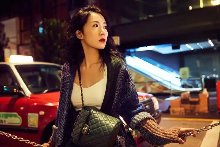 李念全新街头写真曝光 夜幕街头解锁时尚新穿搭魅力满满