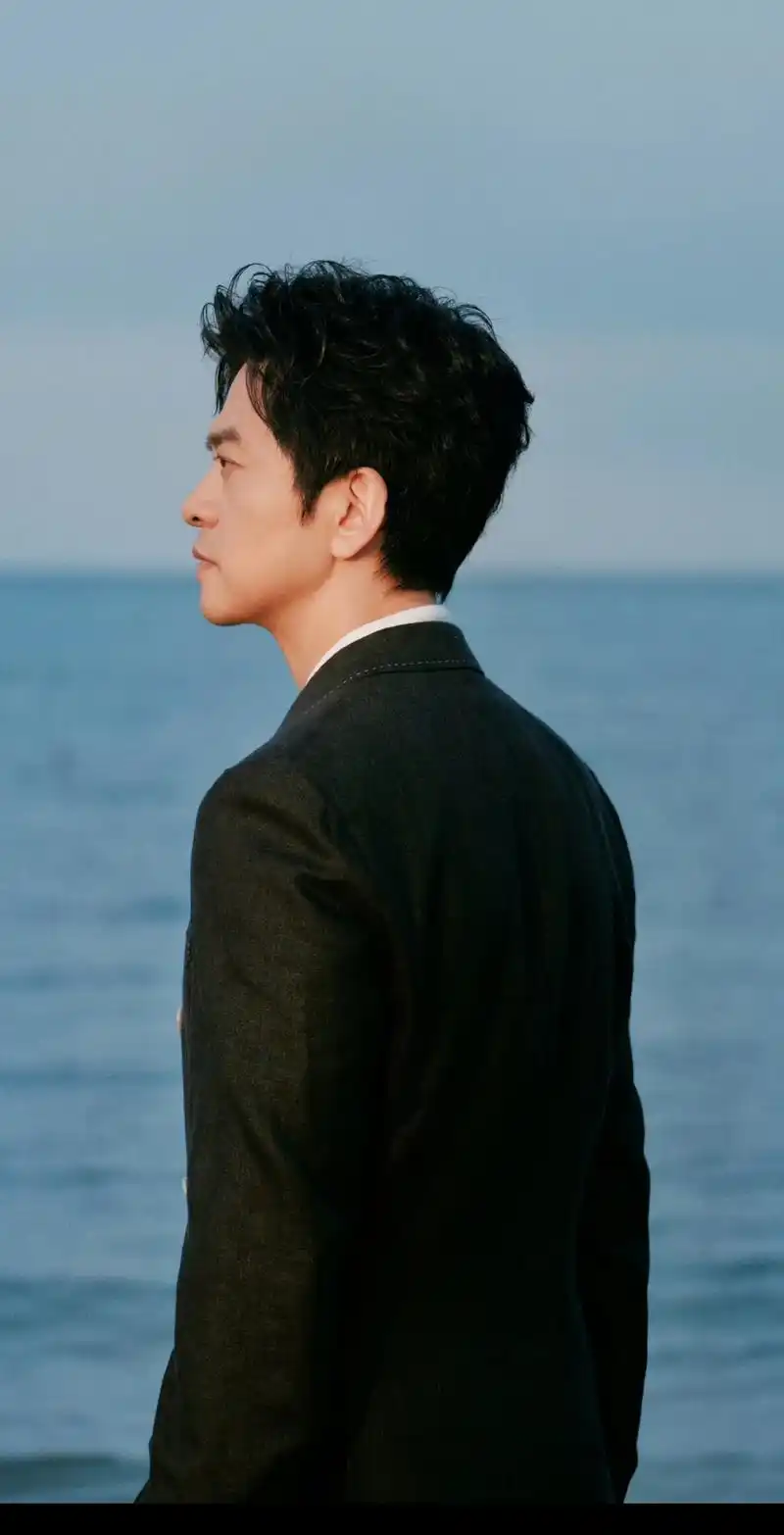 李健你终于重视自己帅这个事实了,以后保持#李健 #完美侧颜杀 - 抖音