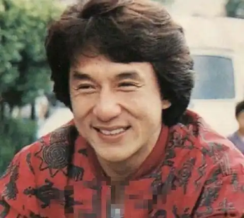 成龙年轻时旧照曝光眯眯眼似韩国欧巴完全不输小鲜肉