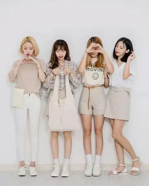 而照片 就是用来记录下与姐妹们的每一个美好的瞬间  姐妹4个人出去