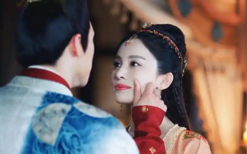 背后拥抱打闹好甜~美艳悍妇和惧内夫君简直是天生一对啊~#古力娜扎