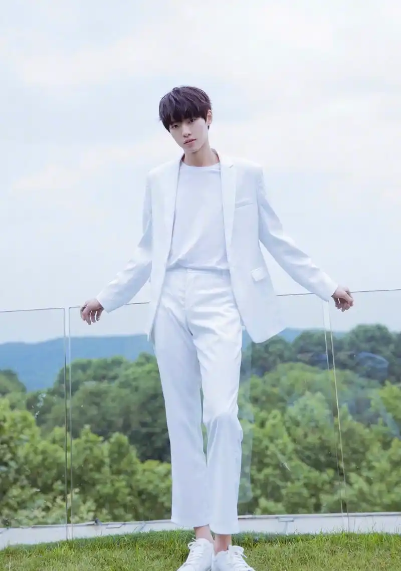 当男明星遇上白色西装,干净清爽撩人于无形!