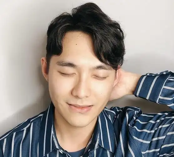 男生"八字刘海"时尚帅气,剪完修饰额型韩范十足,很值得尝试