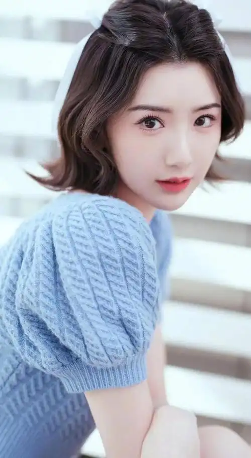 首先,毛晓彤的五官非常精致,她的眼睛非常有神,双眼皮深邃,眼神清澈