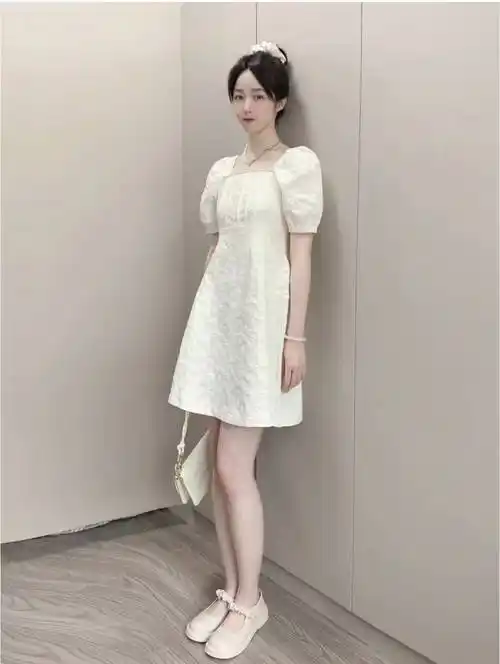 原创夏天女生穿小白裙搭配什么上衣和鞋子好看