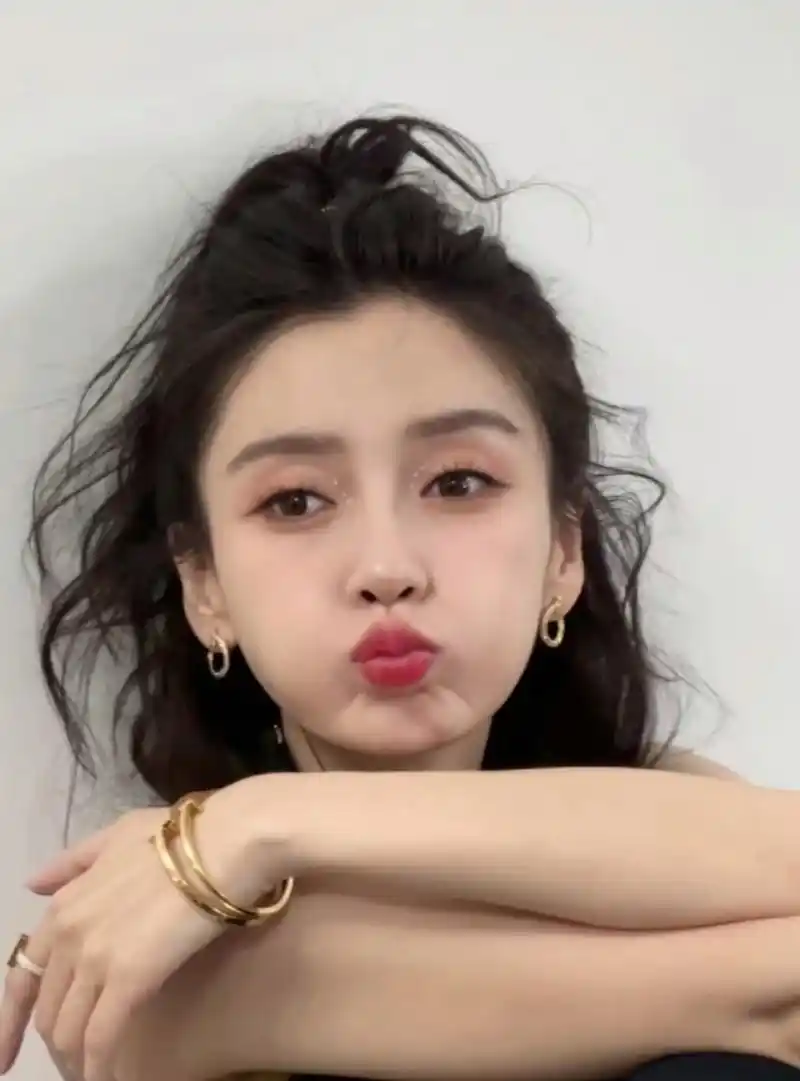 对着摄影机嘟嘴搞怪萌气十足,三十多岁的人扮可爱却毫无违和感,baby的