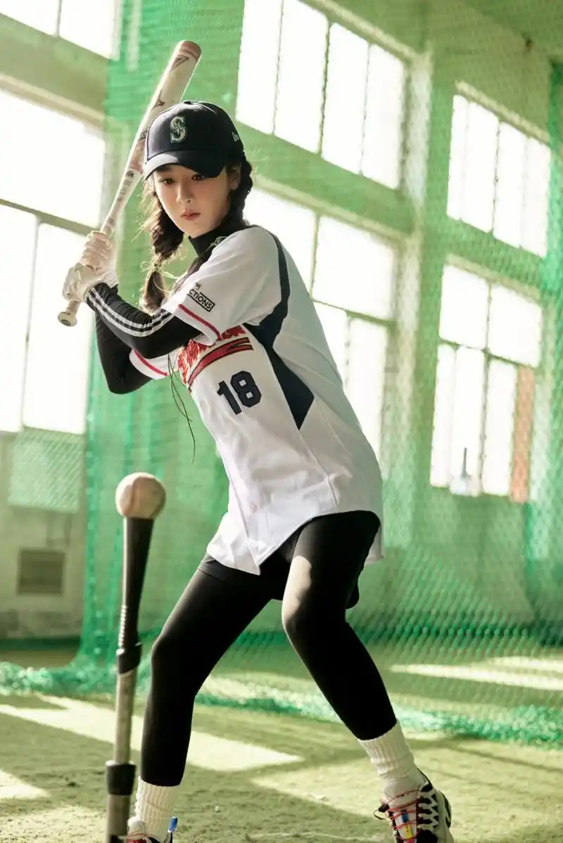 杨紫今天是运动女孩,棒球造型活力满满