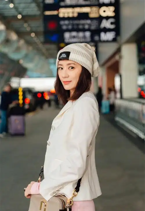 要说贾静雯这次的机场街拍造型跟其他明星艺人相比还是有所区别的