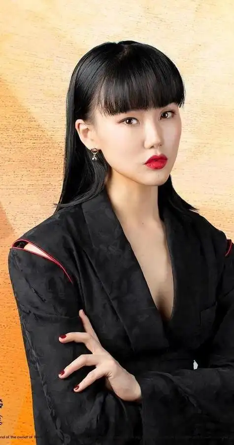 黄龄是一位才华横溢的歌手,她不仅拥有独特的嗓音和演绎风格,还能自己