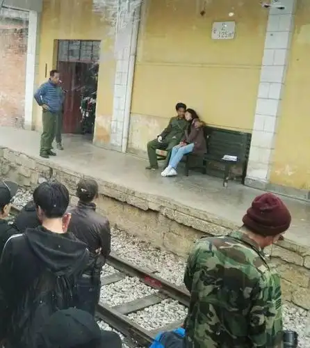 4月3日,《芳华》剧组转场芷村火车站,这也是在蒙自的最后一站.