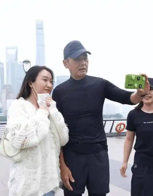 69岁周润发朝阳公园跑步!手臂长满小肉球,目击者称身高超180