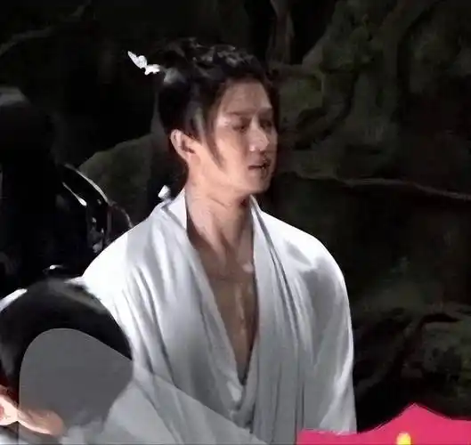 实际上的任嘉伦只是是穿了一件假的塑料腹肌衣.