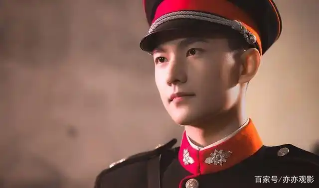 许凯,模特出身自身条件非常出色,与白鹿共同主演的《烈火军校》中一身