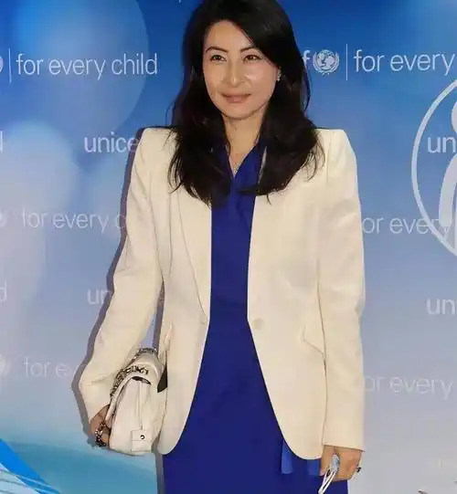 郭晶晶难得这么盛大!穿拖地礼服却不合身,尺码太大反显松垮