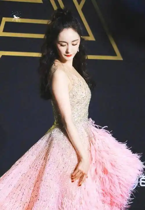 杨幂出席星光大赏,粉色羽毛裙惊艳亮相,优雅别致,秒杀众人_身材