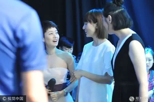 热播,在戏里马伊琍和袁泉是闺蜜,而与抢走她剧中老公的吴越是"死对头"