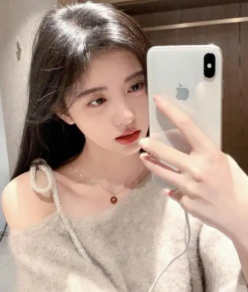 鞠婧祎发个小小的库存,美女贴贴,这对镜自拍谁看谁不迷糊哦