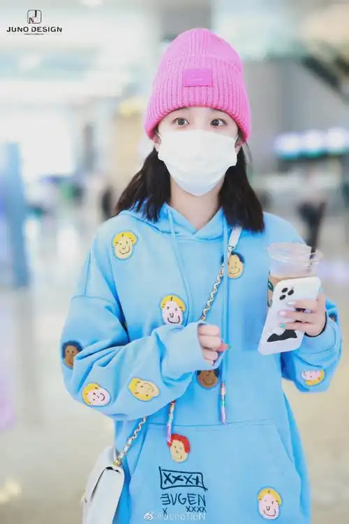 宋雨琦今日机场照一则,身穿卡通人物头像贴布设计连帽卫衣演绎下衣