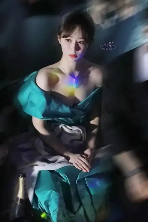 杨紫壁纸一袭湖绿抹胸长裙现身芭莎红毯化身外滩最明亮的色彩