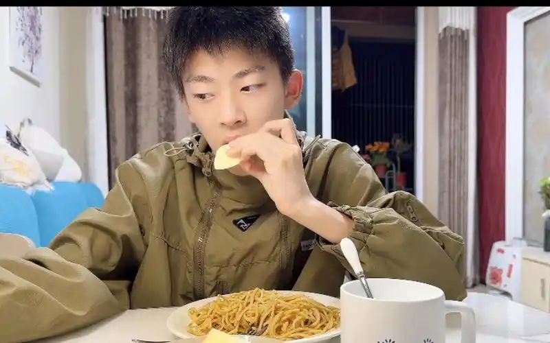 感觉上学的比我这个上班的辛苦多了,早餐给周同学做了意大利面