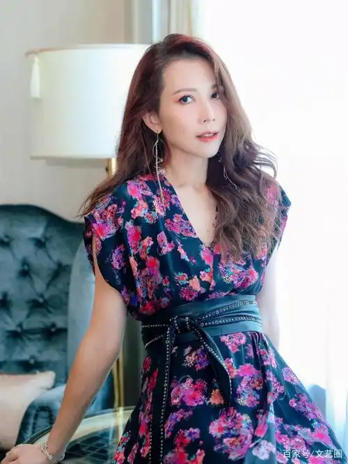 蔡少芬被夸像20多岁,大方回应不在意年龄:48岁咋啦,我还是靓女