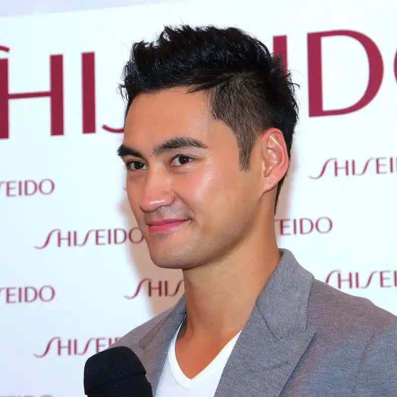 袁弘跟妻子张歆艺上节目爆自家儿子的黑料,说他爱在美女面前炫舞技,还